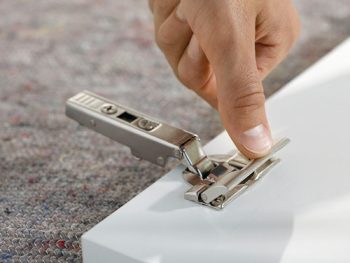 Cómo regular las bisagras de tus armarios de cocina | Herrajes y