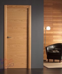 Puerta de interior en madera de roble barnizada modelo 8500 Vega ciega instalada